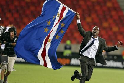 El entrenador de Cabo Verde festeja la clasificación en el campo de juego; también trabaja de controlador aéreo
