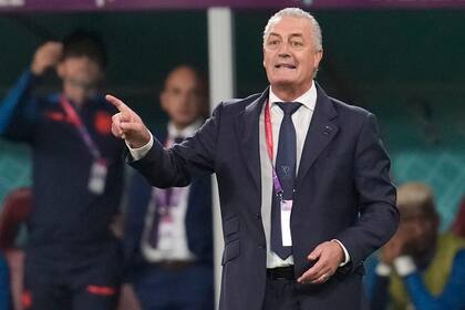 El entrenador de Ecuador, Gustavo Alfaro, gesticula durante el partido frente Senegal, por el Grupo A de la Copa del Mundo en el Estadio Internacional Jalifa en Doha, Qatar, el martes 29 de noviembre de 2022. Senegal avanzó a los octavos de final al derrotar a Ecuador 2-1. (Foto AP/Darko Vojinovic)