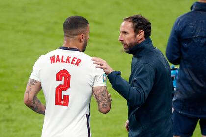 El entrenador de Inglaterra, Gareth Southgate (R), habla con el defensor de Inglaterra Kyle Walker durante el partido de fútbol final de la UEFA EURO 2020 entre Italia e Inglaterra en el estadio de Wembley en Londres el 11 de julio de 2021.
