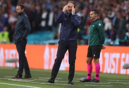 El entrenador de Italia, Roberto Mancini (C), hace un gesto mientras reacciona desde la línea de banda durante el partido de fútbol final de la UEFA EURO 2020 entre Italia e Inglaterra en el estadio de Wembley en Londres el 11 de julio de 2021.