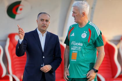 El entrenador de la selección de Argelia, Vladimir Petkovic, a la derecha, junto a Walid Sadi, presidente de la federación argelina de fútbol; ambos charlan en uno de los campos de juego del centro de entrenamiento