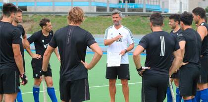 El entrenador de los Leones, Mariano Ronconi, charla con sus jugadores en un entrenamiento