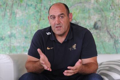 El entrenador de los Pumas está en Europa para entrevistarse con jugadores que podrían ser convocados