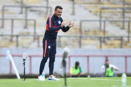 El entrenador de San Lorenzo, Mariano Soso, arenga a sus dirigidos durante la goleada 4-1 del Ciclón sobre Aldosivi, en Mar del Plata.