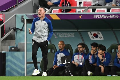 EL entrenador del conjunto surcoreano, Paulo Bento, da indicaciones durante el partido entre Corea del Sur y Ghana