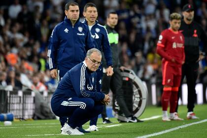 El entrenador del Leeds United, Marcelo Bielsa, en primer plano, observa desde la línea de banda, acompañado por uno de sus asistentes