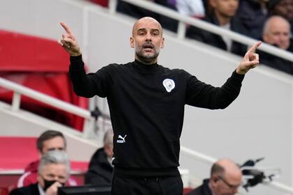 El entrenador del Manchester City, Pep Guardiola, hace gestos durante el partido de fútbol de la Premier League entre el Arsenal y el Manchester City en el Emirates Stadium, en Londres, Inglaterra, el sábado 1 de enero de 2022