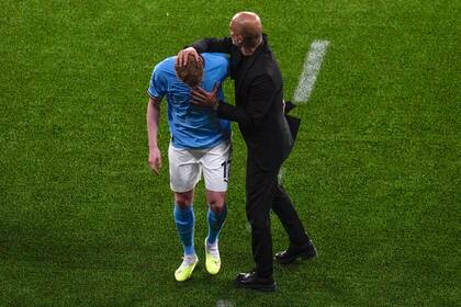 El entrenador del Manchester City, Pep Guardiola, consolando a Kevin De Bruyne, lesionado 