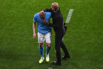 El entrenador del Manchester City, Pep Guardiola, consolando a Kevin De Bruyne, lesionado