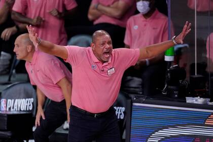 El entrenador en jefe de Los Angeles Clippers, Doc Rivers, durante la primera mitad de un partido de baloncesto de semifinales de la conferencia de la NBA contra los Denver Nuggets, el martes 15 de septiembre de 2020, en Lake Buena Vista, Florida