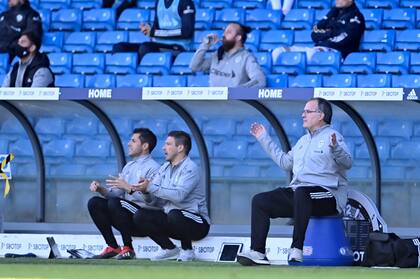 Marcelo Bielsa reacciona durante el partido de fútbol de la Premier League inglesa entre Leeds United y Fulham en Elland Road.