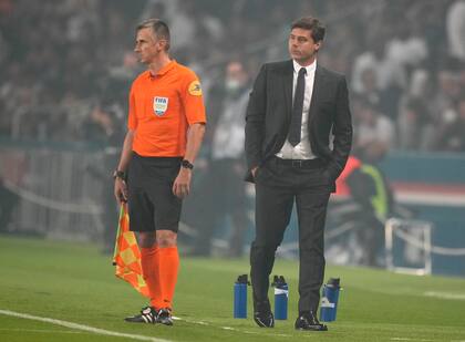 El entrenador en jefe del PSG, Mauricio Pochettino, se encuentra cerca de la línea de banda durante el partido de fútbol de la Liga Uno francesa entre Paris Saint-Germain y Lyon en el Parc des Princes en París el domingo 19 de septiembre de 2021.
