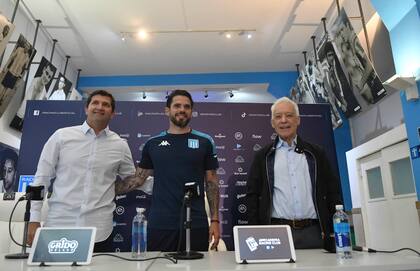 El entrenador Fernando Gago inició esta mañana su ciclo al frente del primer equipo de Racing Club en reemplazo del interino saliente Claudio "Sifón" Ubeda.