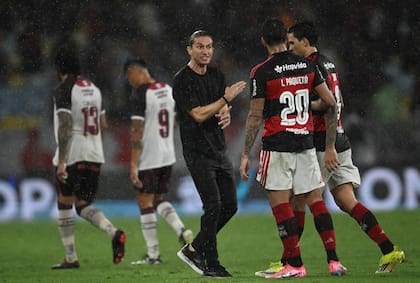 El entrenador Filipe Luís habla con Lucas Paquetá durante el partido con Lanús por la Recopa Sudamericana