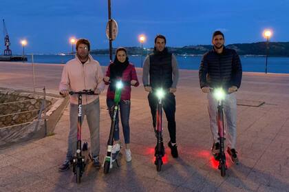 El entrenador Gastón Etlis, Guillermo Durán y Guido Andreozzi, a bordo de los monopatines