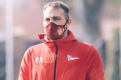 El entrenador Leandro Desábato trata de conducir un plantel con más chicos que futbolistas de experiencia, pero por ahora no le encuentra la vuelta al equipo de Estudiantes
