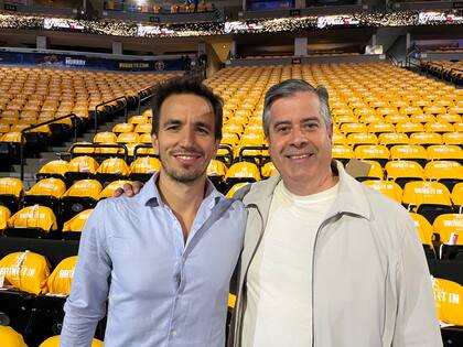 El entrenador Nicolás Casalánguida y el analista de NBA Álvaro Martín en el estadio de Denver, el escenario de los primeros dos enfrentamientos de la serie decisiva.