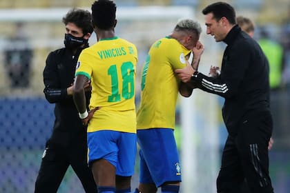 El entrenador santafesino Lionel Scaloni consuela a Neymar al cabo de la final de la Copa América 2021, que prolongó un invicto argentino a 20 partidos en general y concluyó uno brasileño de 18 encuentros oficiales.