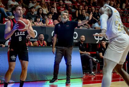 El entrenador tucumano alerta que la realidad actual para la LNB es muy distinta a la de hace unos años: la gran competitividad de ligas de otros países y la situación económica nacional la relegan en el panorama mundial.