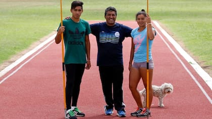 El entrenador y sus nuevos discípulos: su hijo Agustín y Bárbara López