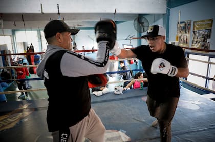 El entrenamiento de Brian Castaño en San Justo: guanteo con Carlos, su papá