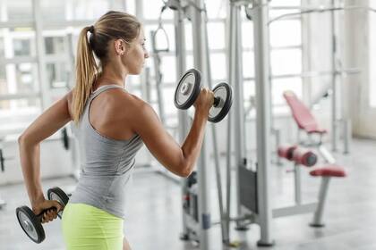 El entrenamiento de la fuerza consume calorías y es efectivo para perder peso.