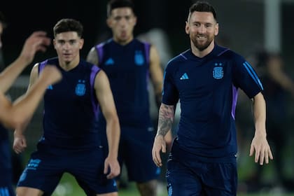 El entrenamiento de la selección argentina en Qatar: Lionel Messi, a la cabeza de la práctica 