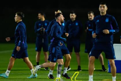 El entrenamiento de la selección argentina en Doha: Lionel Messi, ya mentalizado en el partido contra Croacia 