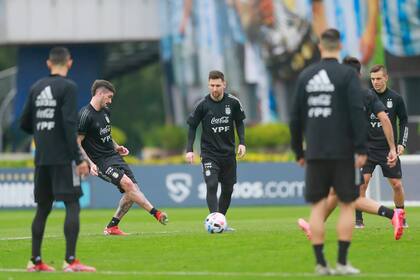 El entrenamiento de la selección, en Ezeiza; el equipo albiceleste está cada vez más cerca de sacar el pasaje a Qatar