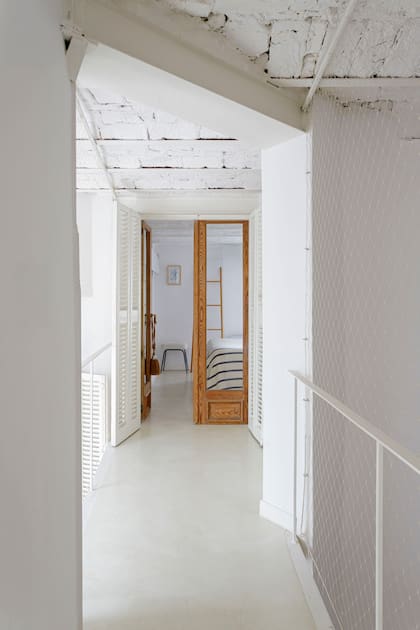 El entrepiso fue construido con steel framing y perfiles de hierro. Como las barandas son leves, montaron redes de protección.