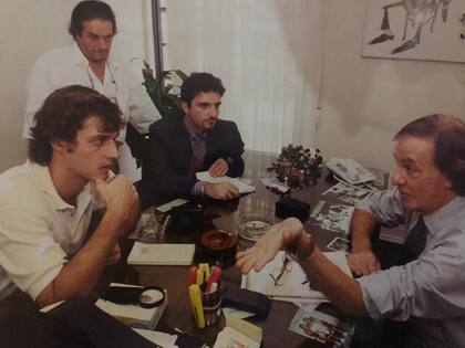 El entrevistado es César Luis Menotti: los periodistas: Carlos Ferraro (parado), Alfredo Bernardi y Christian Leblebidjian