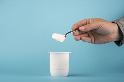 El envase del yogur se puede reciclar para hacer un teléfono casero