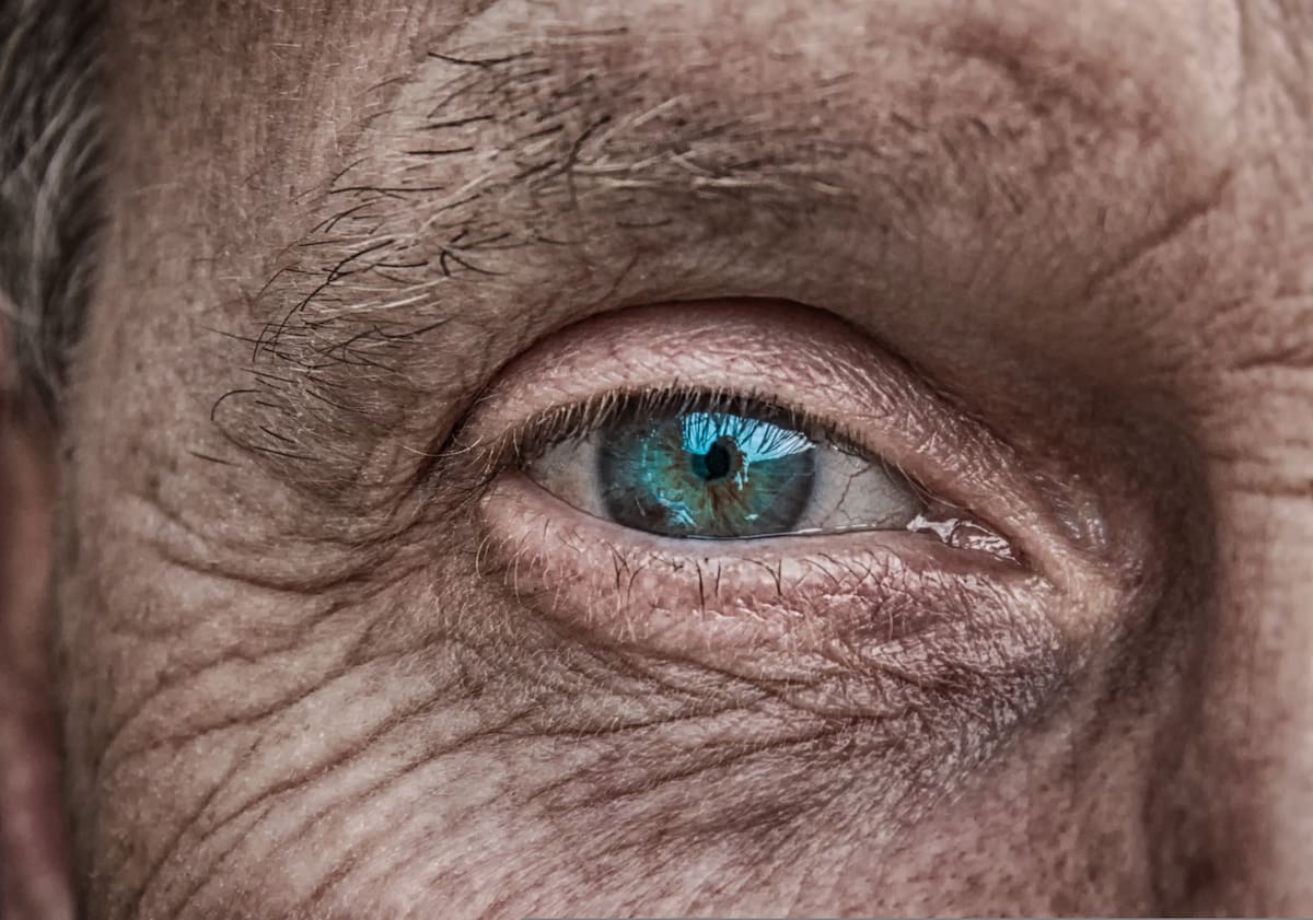El sencillo test que te dice cómo estás envejeciendo y se puede hacer en casa en 10 segundos