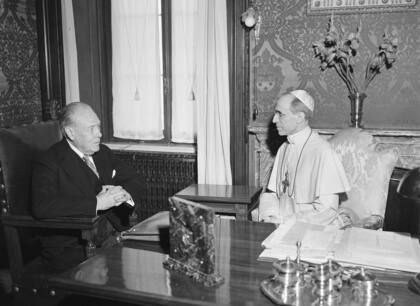 El enviado del presidente estadounidense Harry Truman al Vaticano, Myron C. Taylor, izquierda, tiene una audiencia con el papa Pío XII en Castelgandolfo, afueras de Roma, 26 de agosto de 1947. 