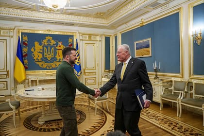 El enviado especial de Estados Unidos para Ucrania y Rusia, Keith Kellogg, derecha, estrecha la mano del presidente ucraniano Volodymyr Zelenskyy durante su reunión el 20 de febrero de 2025, en Kiev, Ucrania