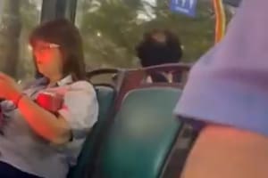 El episodio ocurrió en un colectivo.