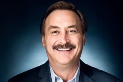 El episodio ocurrió un día después de que la jueza Nina Wang rechazara anular un fallo por difamación en su contra