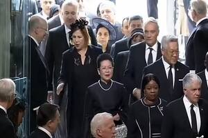 El desconcertante episodio que vivió la mujer del embajador argentino durante el funeral de la reina que se viralizó