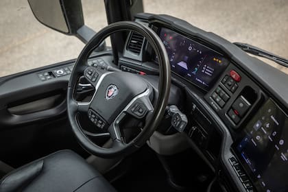 El equipamiento contempla cabina dormitorio, asientos de cuero, climatización automática, heladera y pantallas digitales