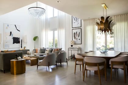 El equipamiento lleva la firma de Agustina: sillón tapizado con un textil exclusivo creado por ella, dos mesas bajas solapables, butacas individuales y lámpara de caireles.