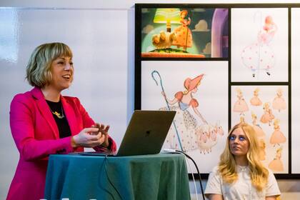 El equipo a cargo del personaje de Bo Peep es 100% femenino. Son seis mujeres lideradas por Valerie LaPointe, que es también guionista de la nueva creación de Pixar, empresa que tras el escándalo fue retratada como un “club de hombres” donde viejos conocidos tienen el poder