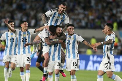 El equipo argentino celebra uno de los goles realizados por Lionel Messi