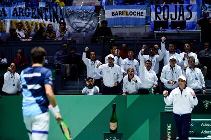 El equipo argentino celebrando y apoyando a Pella, en el primer punto de la serie ante España. 