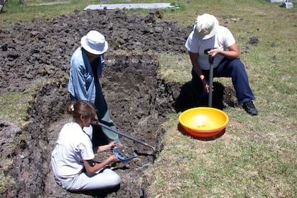 El Equipo Argentino de Antropología Forense, durante la exhumación de la las monjas francesas, entre diciembre de 2004 y enero de 2005