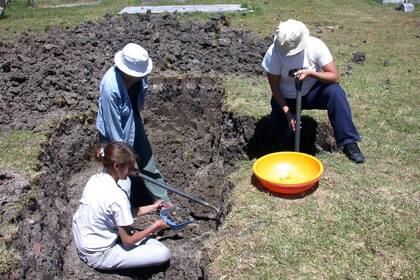 El Equipo Argentino de Antropología Forense, durante la exhumación de la las monjas francesas, entre diciembre de 2004 y enero de 2005