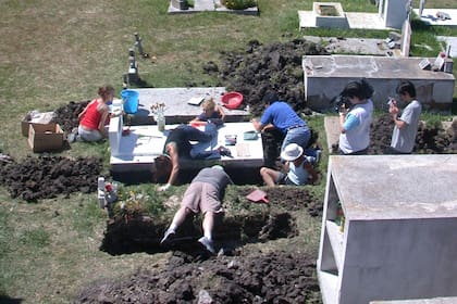 El Equipo Argentino de Antropología Forense, durante la exhumación de la las monjas francesas, entre diciembre de 2004 y enero de 2005