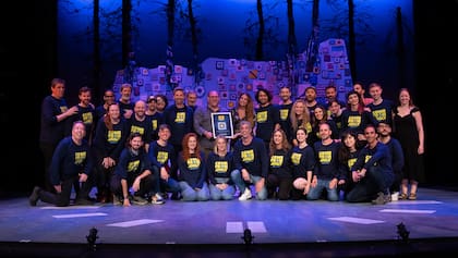 El equipo argentino de Come From Away junto al productor de Broadway Michael Rubinoff