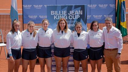 El equipo argentino de la BJK Cup, en Tucumán: Solana Sierra, Julia Riera, Nadia Podoroska, Mercedes Paz (Cap.), Lourdes Carlé, Paula Ormaechea y el presidente de la AAT, Agustín Calleri