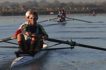 El equipo argentino de remo se entrena en la pista de Nordelta por el mal estado del río Reconquista.