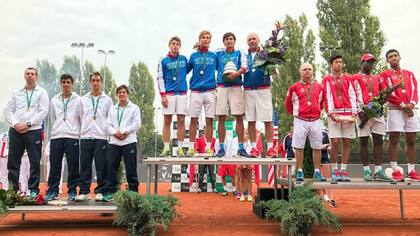 El equipo argentino en el podio de la Copa Davis junior